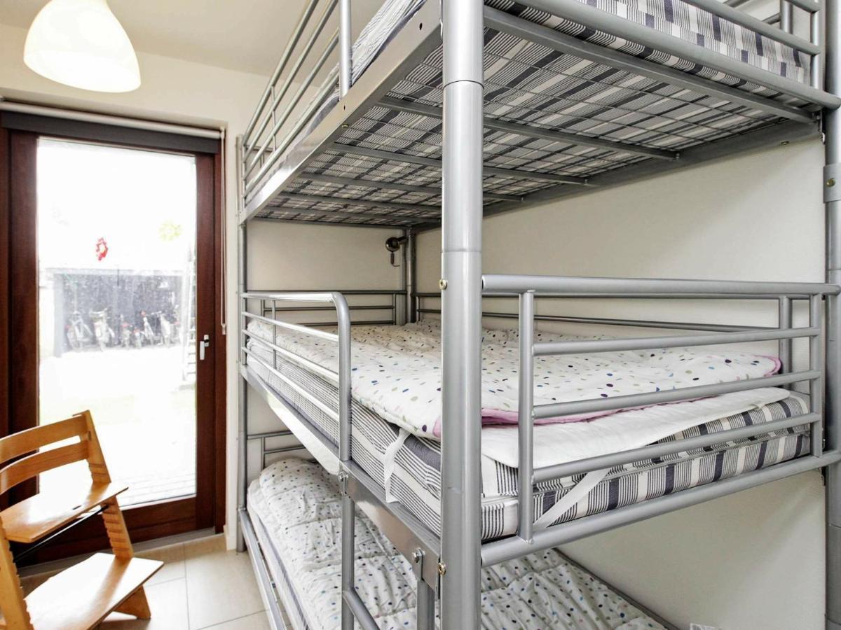 4 Person In Apartment *